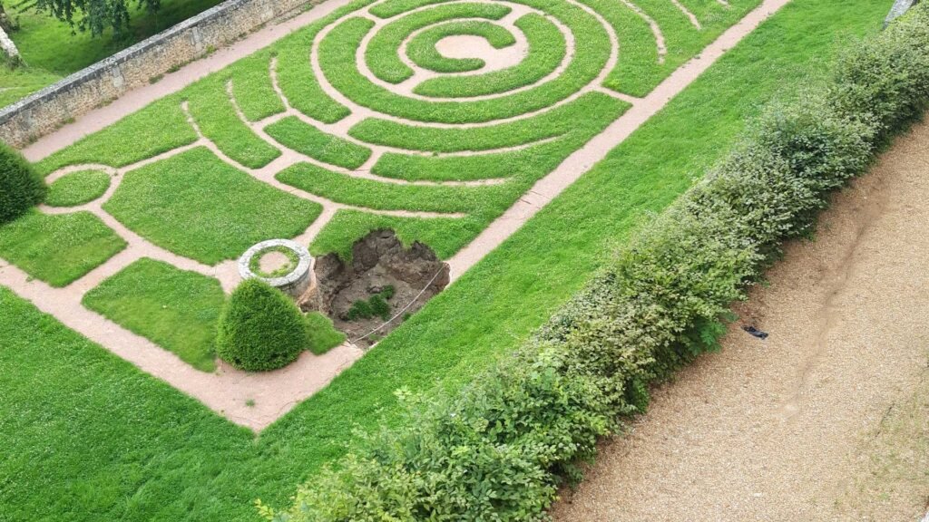 Balade romantique dans les jardins de l'Évêché 1 caves cavites jardins eveche chartres