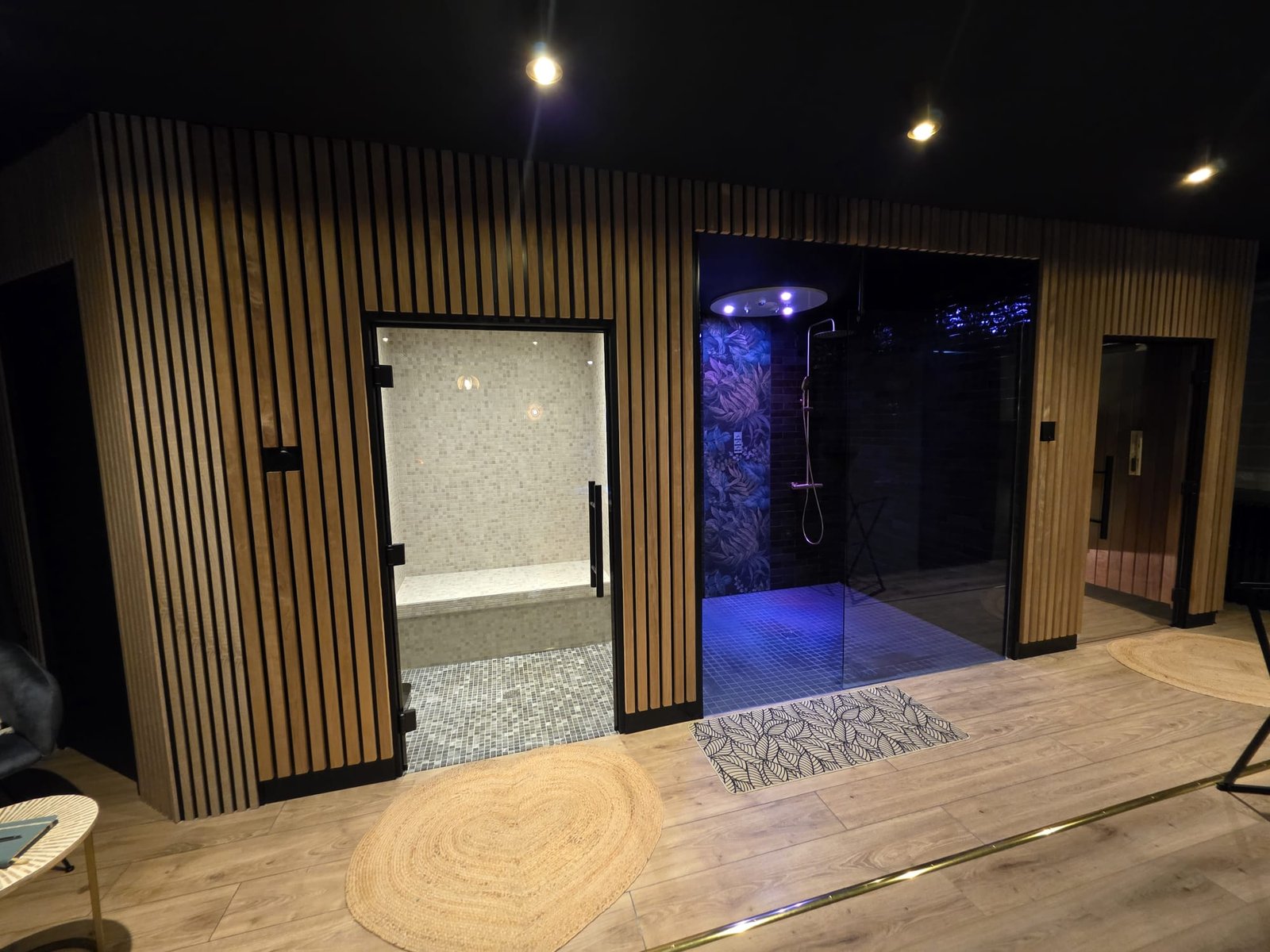 Espace spa privatif complet : baignoire balnéo, sauna et hammam