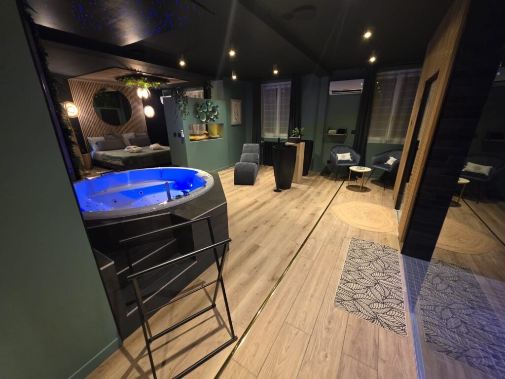 Couple profitant de la baignoire balnéo duo avec jets hydromassants