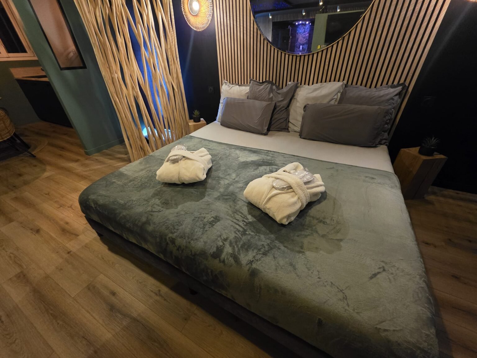 Love room authentique avec jacuzzi privé à Chartres