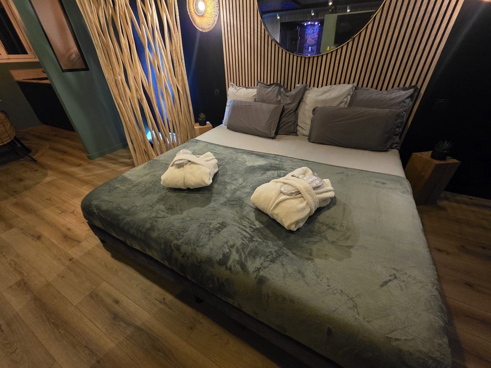 Suite Infini 45m² avec lit king-size et espace spa privatif - Chartres