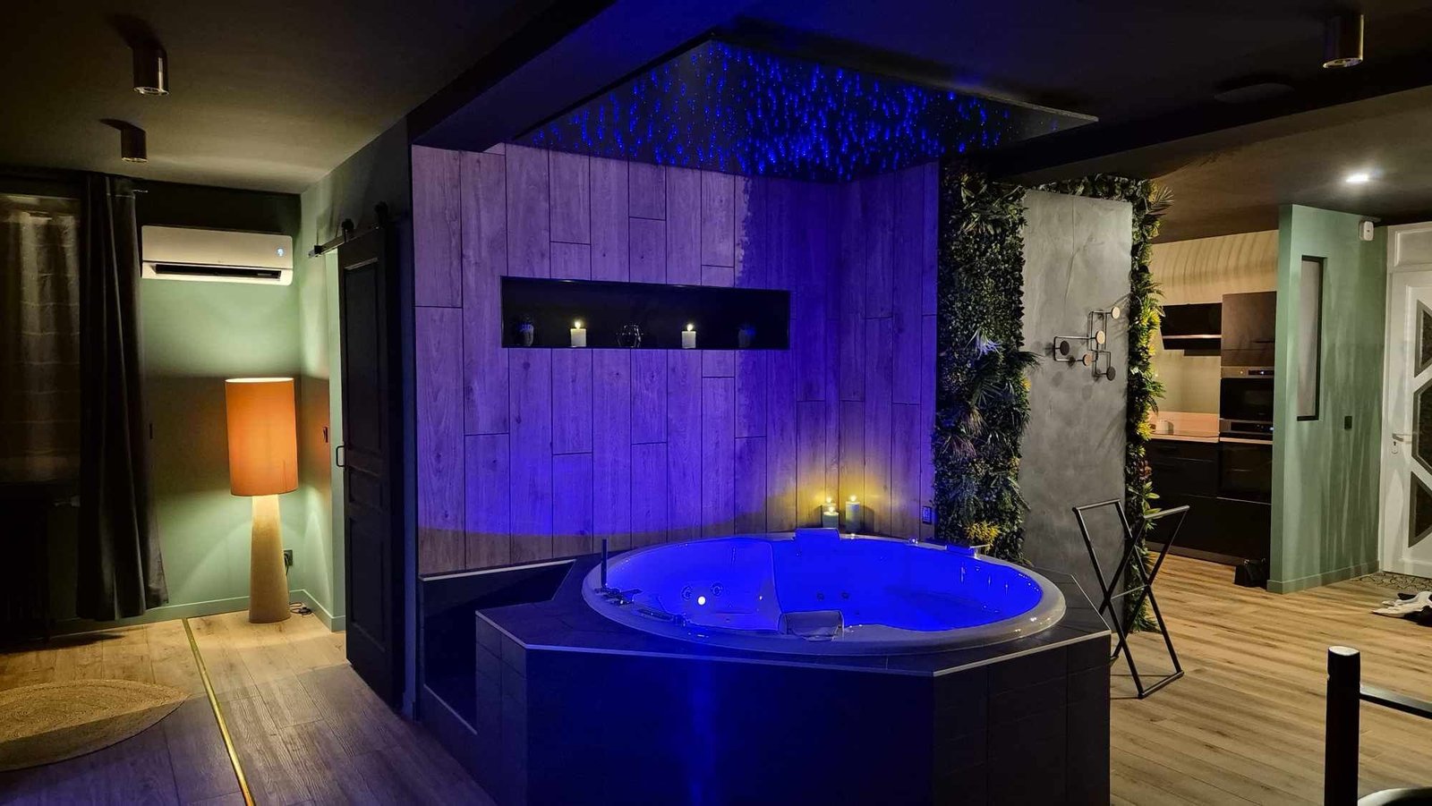 Salle de bain moderne avec douche à l'italienne et produits d'accueil premium