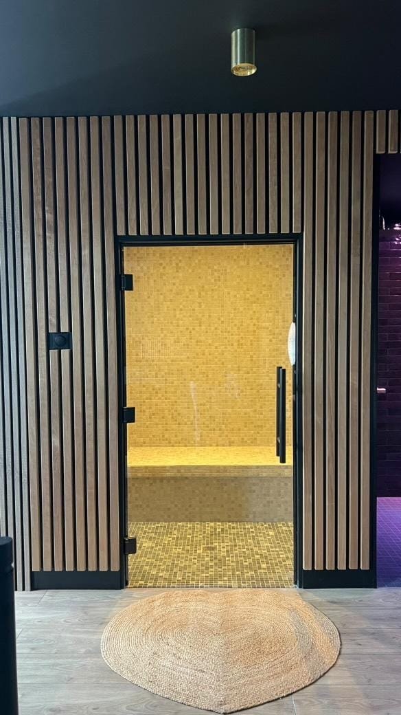 Entrée hammam privatif mosaïque dorée et lambris bois - Suite bien-être Toi et Moi Gîte Chartres