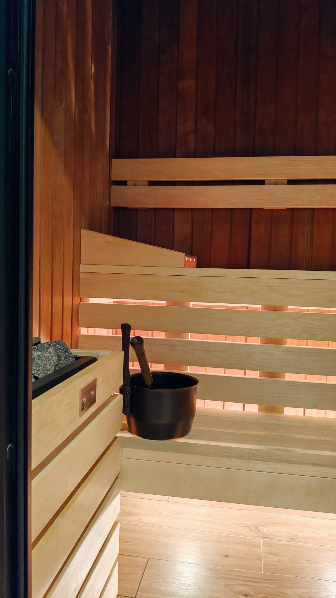Sauna finlandais privé en bois avec pierres volcaniques et seau en bois, Suite Infini - Toi et Moi Gîte Chartres
